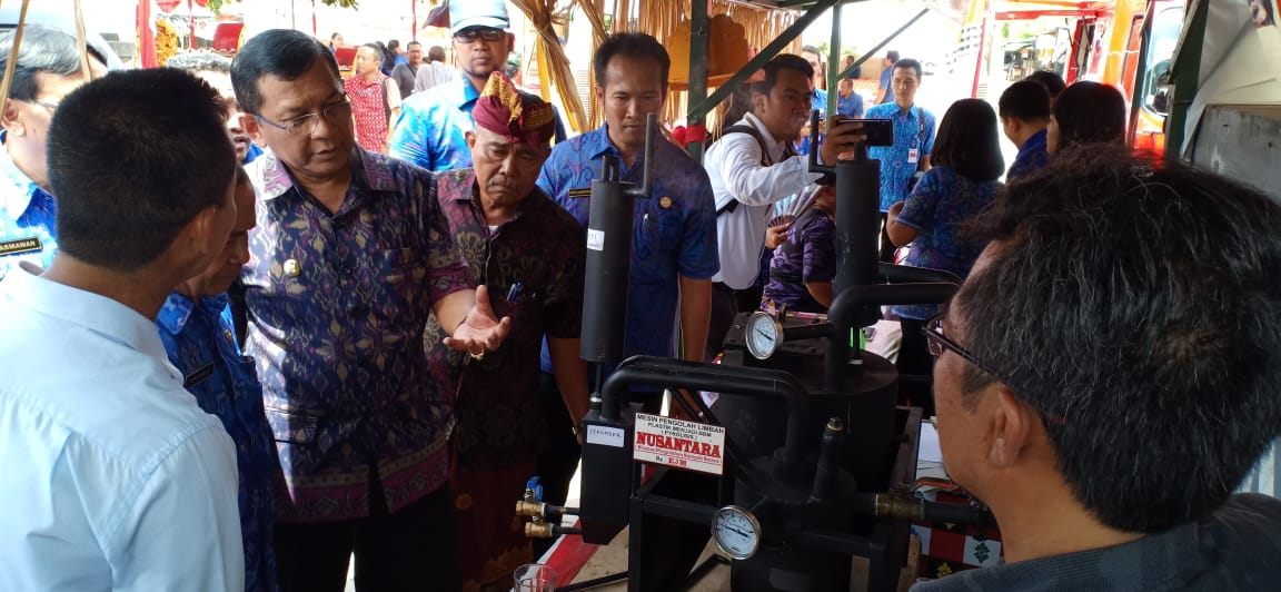 PLN Serahkan 20 Tempat Sampah di Pasar Desa Banjar Buleleng