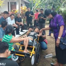 Dinas Sosial Bali Bersama Puspadi Bantu Kursi Roda kepada Tiga Penyandang Disabilitas di Gianyar
