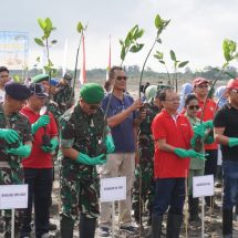 Dalam Rangka HUT TNI, Pelindo III Bersama TNI Tanam 300.074 Mangrove