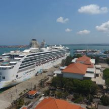 Bawa Ribuan Turis, Kapal Pesiar Tercepat “Dream Explorer” Sandar di Benoa