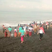 Warga Klungkung Bersih Sampah Plastik di Pantai
