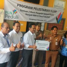 Konsen Sampah Plastik, PLN UID Bali Bantu Mesin Pengolah Sampah Plastik di Paksebali