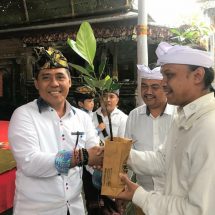 Anggota Komisi IV DPR RI Serahkan Ribuan Bibit Tanaman Unggul Berdayakan Tanah Laba Pura Alas Arum Batur