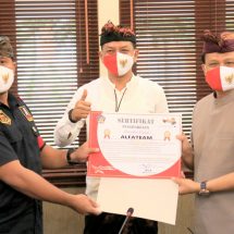 Sekda Bali Serahkan Sertifikat Penghargaan Bagi Relawan Covid-19