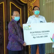 PLN Serahkan Bantuan 1.434 Paket Sembako Untuk Masyarakat Melalui Pemprov Bali