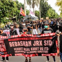 Ribuan Massa Demo Tuntut Jrx SID Dibebaskan, Minta Sidang Dilakukan Tatap Muka