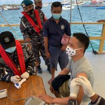 Percepat “Herd Immunity”, Lanal Denpasar Datangi Nelayan dan Pekerja Kapal di Tengah Laut