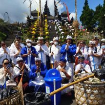 Pengurus DPD Partai Demokrat Bali Bersih-bersih di Pura Besakih