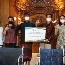 Wali Kota Denpasar Fasilitasi BPR Lestari Serahkan Bantuan Kursi Roda