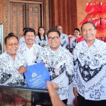 ​Puncak Peringatan HUT ke-77, PGRI, Wawali Denpasar Serahkan Penghargaan Widya Purna Nugraha Kepada Guru 
