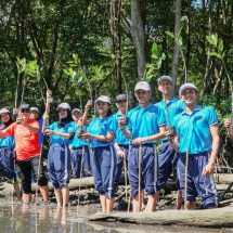 Lestarikan Ekosistem Pesisir, Asta Learning Center Ajak Mahasiswa DI Academy dan AVIA Penerbangan Tanam Mangrove