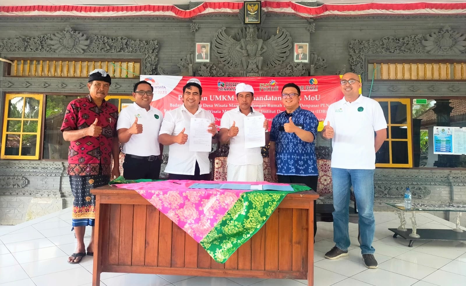 Keterangan foto :Perbekel Desa Manistutu (tengah) didampini Bandesa Adat (paling kiri)