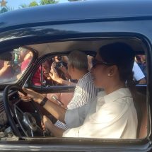 ​Ganjar Tumpangi Mobil Bersejarah Milik Fatmawati Soekarno Ke Lokasi Acara Gen Z di Bali