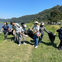 Prodi Kimia FMIPA Unud Gelar Pengabdian Internasional Bersih-bersih Sampah dan Pelatihan Pembuatan Sabun Strawberry di Danau Buyan