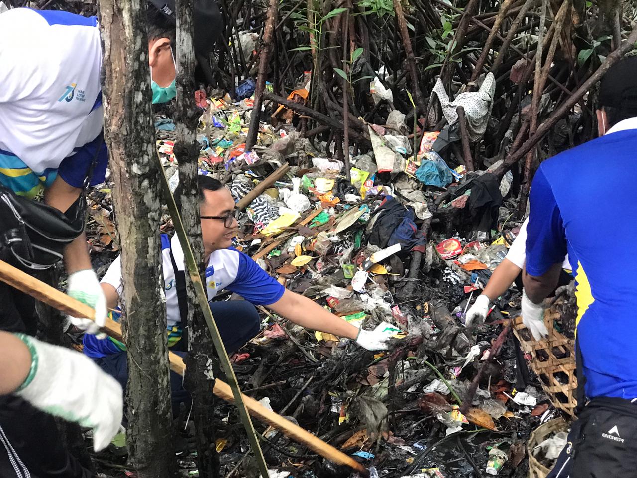 PLN Bersihkan Sampah Plastik di Kawasan Wisata Hutan Mangrove