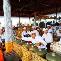 Serangkaian Upacara Panca Wali Krama, Sekaa Gong The Westin Mekar Gurnita Nusa Dua “Ngaturang Ayah” di Pura Besakih