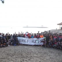 Hari Konservasi Alam Dunia,  Rodalink Ajak Komunitas Sepeda Bersih-bersih Pantai