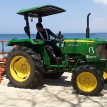 Biznet Kerahkan Traktor Bersihkan Sampah di Pantai Kuta