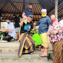 Ngurah Panji Bersama Ekspatriat Bantu Sembako Warga Terdampak Covid-19 di Tabanan