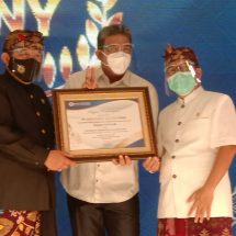 Wagub Bali Serahkan Penghargaan kepada PT Dirgahayu Valuta Prima, Ngurah Ambara: Penting Taati Aturan 