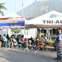 Pos TNI Angkatan Laut Gilimanuk Gelar Vaksinasi Warga Pesisir Pelabuhan 