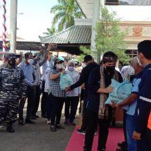 Pantau PPKM dan Bagikan Sembako, Pos TNI AL Gilimanuk Amankan Kunker Menteri BUMN