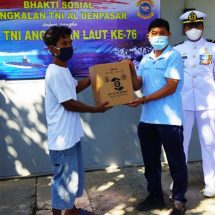 Sambut HUT ke-76 TNI AL, Posal Celukan Bawang Lanal Denpasar Bagikan Sembako kepada Lansia, Anak Yatim dan Nelayan