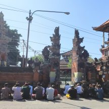 ​Aksi Saling Gembok di Dalem Agung Pura Kawitan Shri Nararya Kreshna Kepakisan