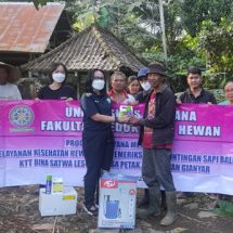Antisipasi PMK, FKH Unud Gelar Bimtek Biosekuriti dan Beri Desinfektan bagi Peternak Sapi di Desa Petak, Gianyar