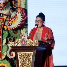 Hadiri Fashion Show Semarapura Festival ke-5, Ny. Putri Koster Minta Pedagang Jual Kain Tenun Produksi Penenun Klungkung