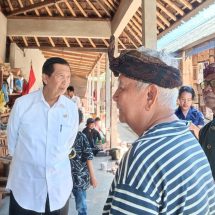Kunjungi Perajin di Batuan, Dr. Mangku Pastika, M.M. Kagumi Patung Dewi Keadilan