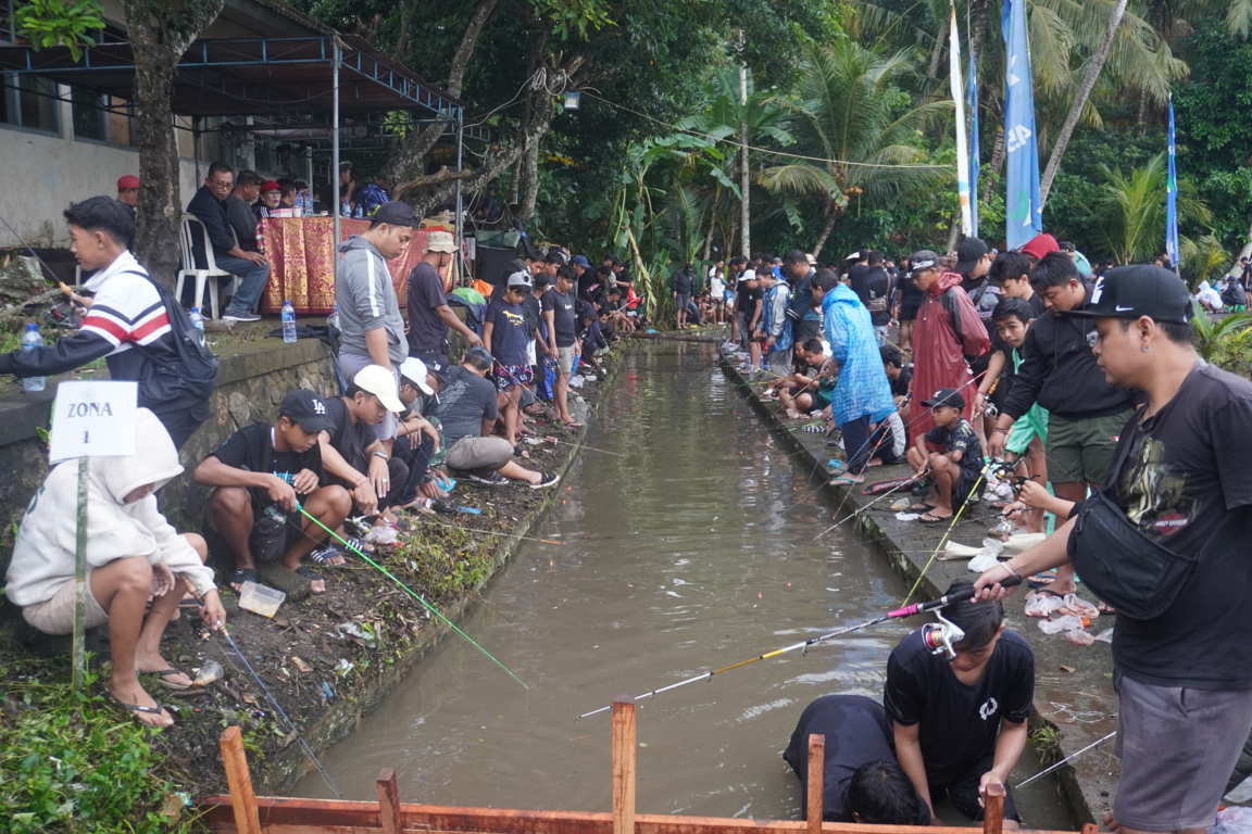 Ratusan Mancing Mania Ramaikan Lomba Mancing Banjar Bengkel - Duta Bali ...